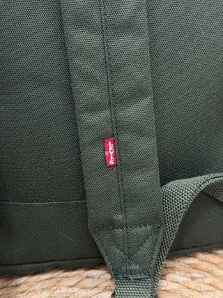 Mochila Levi's verde con múltiples bolsillos