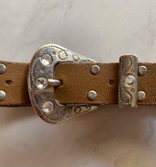 Cintura con borchie e strass