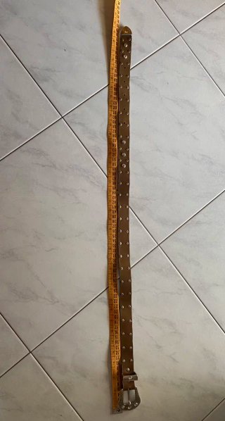 Cintura con borchie e strass