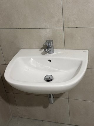 Lavabo de baño suspendido con grifo y sifón