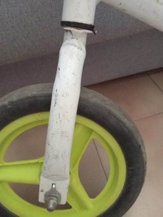 Bicicleta sin pedales blanca y amarilla