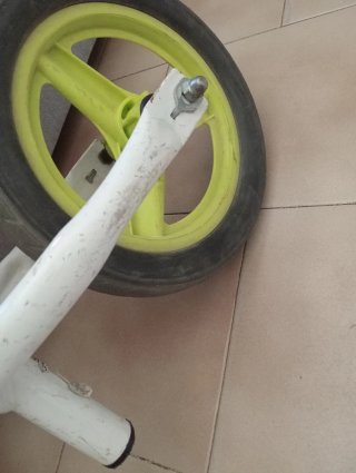 Bicicleta sin pedales blanca y amarilla