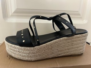 Sandalias plataforma con tiras negras