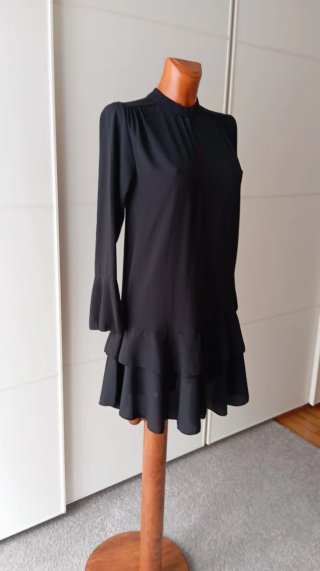 Vestido vintage negro con volantes.
