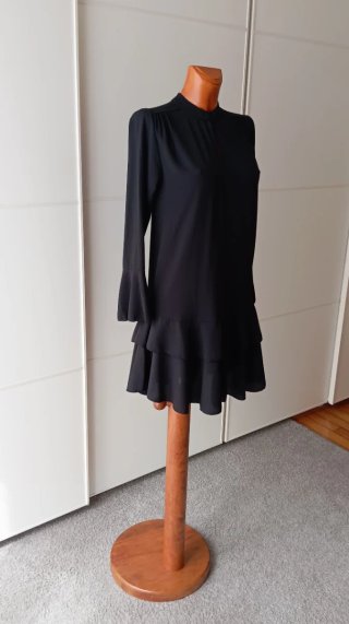 Vestido vintage negro con volantes.