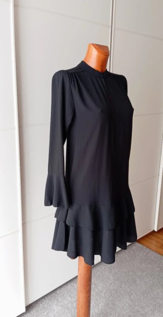 Vestido vintage negro con volantes.