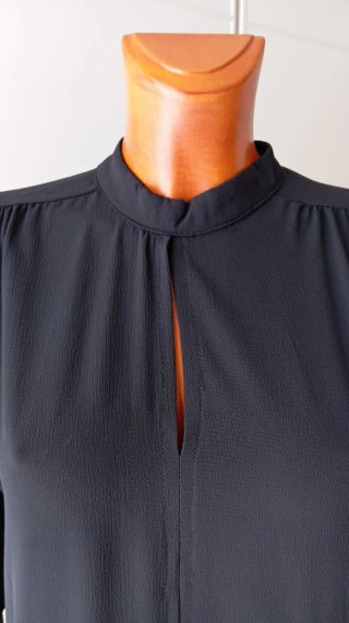 Vestido vintage negro con volantes.