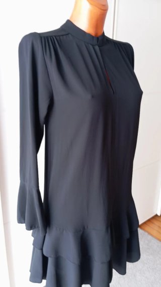 Vestido vintage negro con volantes.