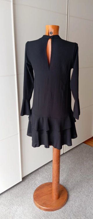 Vestido vintage negro con volantes.