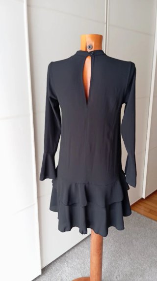 Vestido vintage negro con volantes.