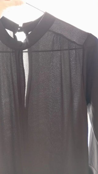 Vestido vintage negro con volantes.