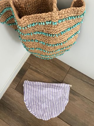Bolso de mimbre con piedras turquesas