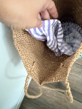 Bolso de mimbre con piedras turquesas