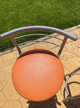 Taburetes de cocina naranja y plateado Los dos 40€