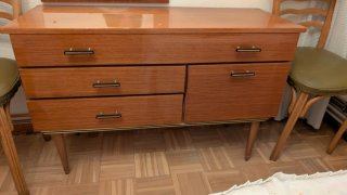 Cómoda de madera vintage con cajoneras y armarito