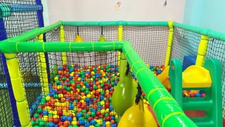 Parque de bolas y campo de fútbol infantil
