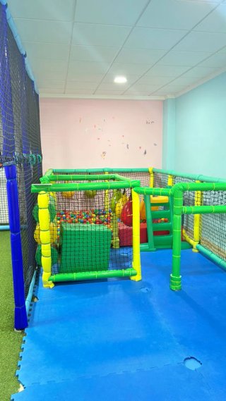 Parque de bolas y campo de fútbol infantil