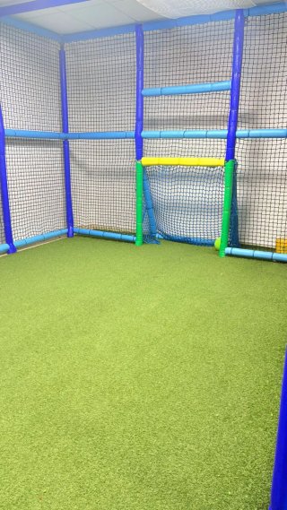 Parque de bolas y campo de fútbol infantil