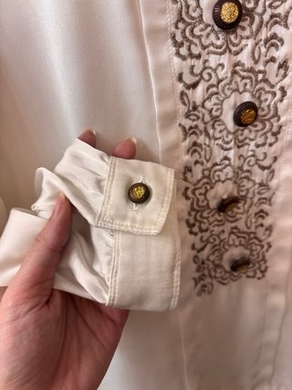 Camisa blanca con bordado dorado