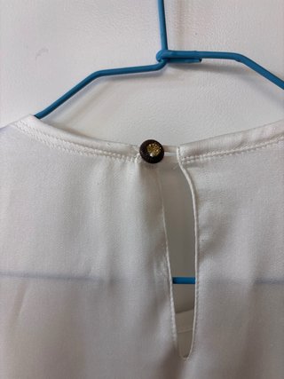 Camisa blanca con bordado dorado