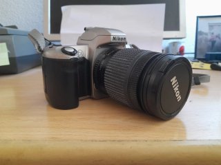 Nikon F65  analógica con objetivo Nikkor 28-80 mm
