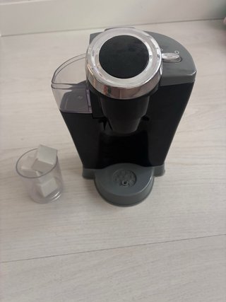 Cocinita de madera con, cafetera, sarten y cazuela