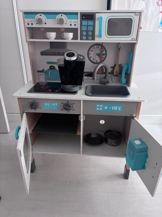 Cocinita de madera con, cafetera, sarten y cazuela