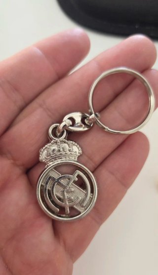 Llaveros y pins originales del Real Madrid