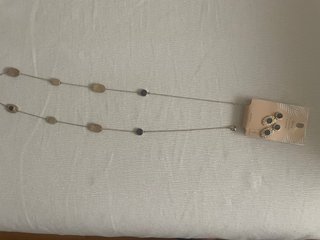 Collar y pendientes dorados con detalles negros
