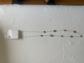 Collar y pendientes dorados con detalles negros