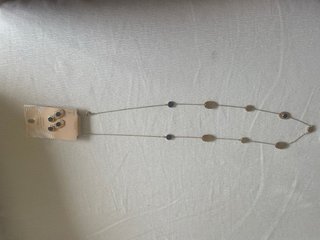 Collar y pendientes dorados con detalles negros