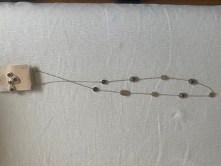 Collar y pendientes dorados con detalles negros