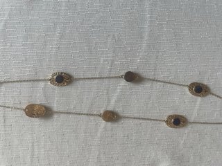 Collar y pendientes dorados con detalles negros