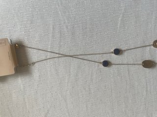 Collar y pendientes dorados con detalles negros