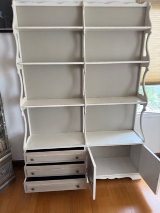 Estantería de madera beige y blanca