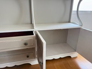 Estantería de madera beige y blanca