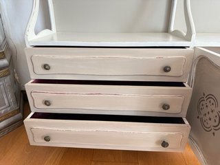 Estantería de madera beige y blanca