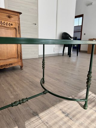 Mesa de piedra natural con diseño geométrico