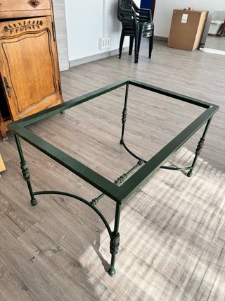 Mesa de piedra natural con diseño geométrico