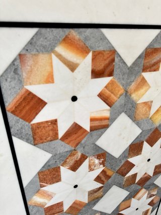 Mesa de piedra natural con diseño geométrico