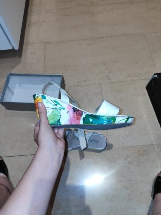 Tacones blancos con estampado floral