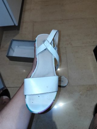 Tacones blancos con estampado floral