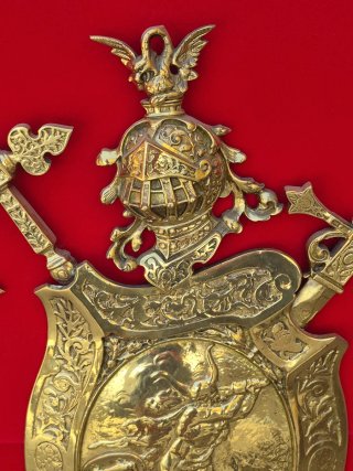 Panoplia de bronce cincelado