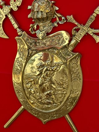 Panoplia de bronce cincelado