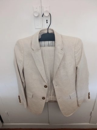 Traje de lino para niño beige  marca coconut
