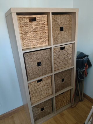 Estantería de madera con cestos de mimbre