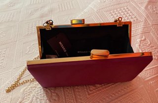 Bolso de mano morado con cadena dorada