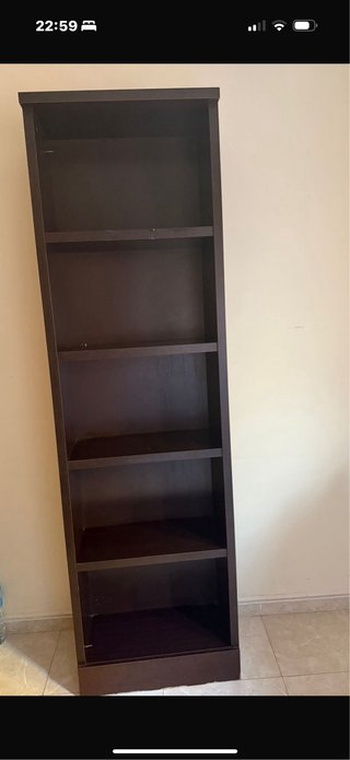 Estantería de madera marrón