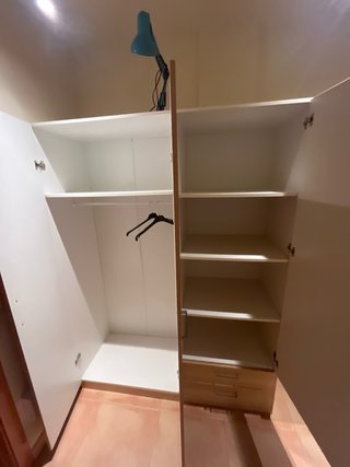 Armario de madera con espejo