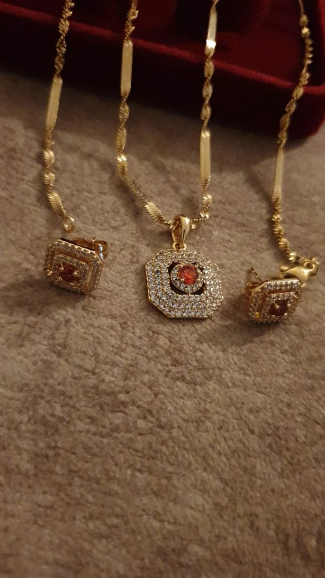 Conjunto chapado en oro 18k con piedras naranjas